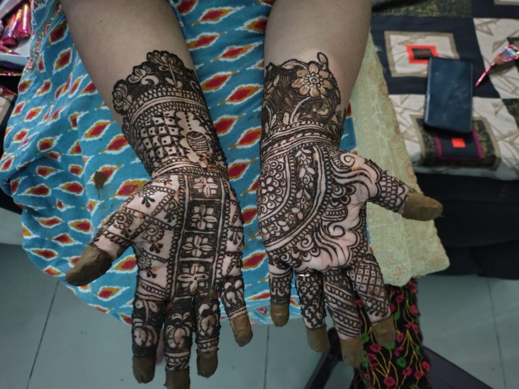 10+ New Stylish Mehndi Designs for Hartalika Teej 2025 2 Timeless flowers with leafy patterns, perfect for a graceful look.