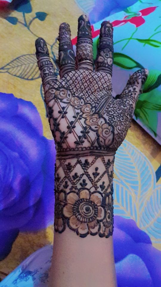 10+ New Stylish Mehndi Designs for Hartalika Teej 2025 4 Symbolizing elegance, this design is always a festive favorite.