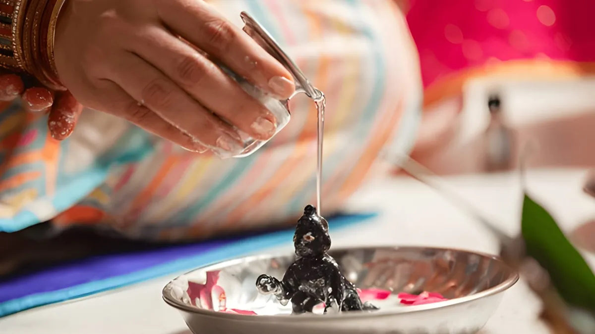 “Best Time for Daily Bathing of Laddu Gopal”