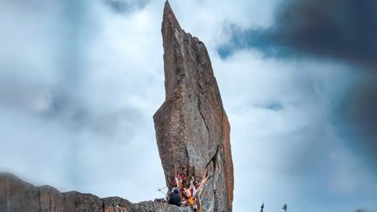Mystery: किन्नर कैलाश का रहस्य, जहां रंग बदलता है विशाल शिवलिंग 1 Mystery: किन्नर कैलाश का रहस्य, जहां रंग बदलता है विशाल शिवलिंग