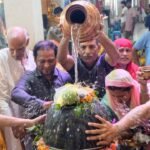 Sawan: सावन में शिवलिंग पर जल चढ़ाते समय न करें ये गलती, जानें सही नियम 2 Sawan: सावन में शिवलिंग पर जल चढ़ाते समय न करें ये गलती, जानें सही नियम