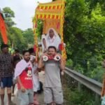Kanwar Yatra: 100 साल की दादी को कंधे पर बिठाकर निकले नाती-पोते
