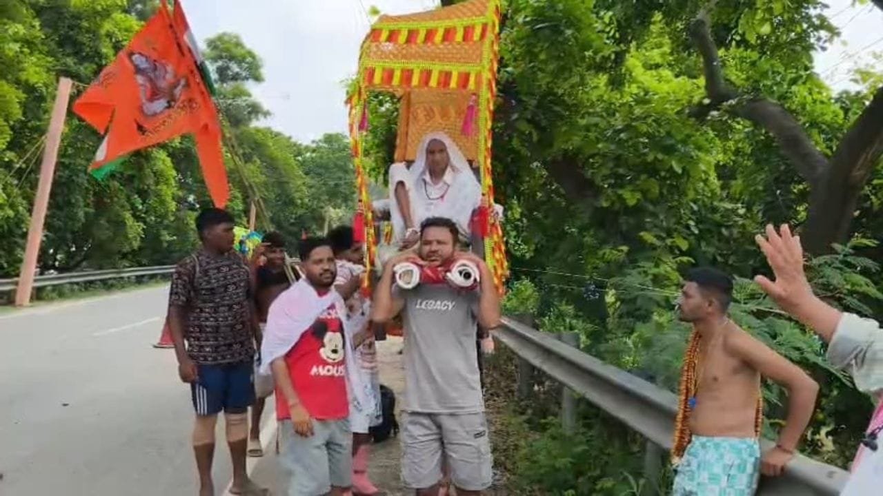 Kanwar Yatra: 100 साल की दादी को कंधे पर बिठाकर निकले नाती-पोते 1 Kanwar Yatra: 100 साल की दादी को कंधे पर बिठाकर निकले नाती-पोते