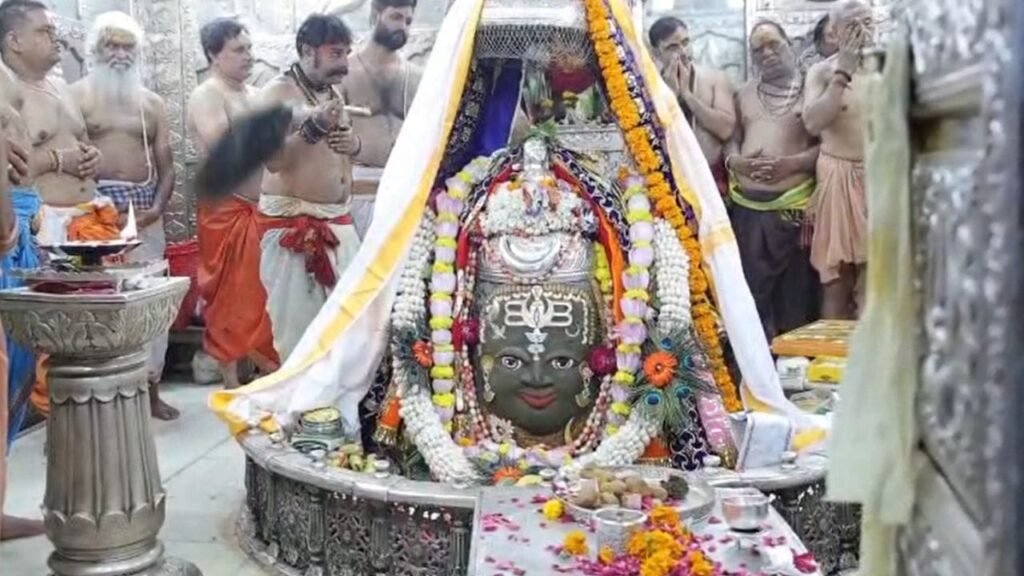 Mahakal: सावन के पहले सोमवार पर बाबा महाकाल का अद्भुत श्रृंगार और भस्म आरती