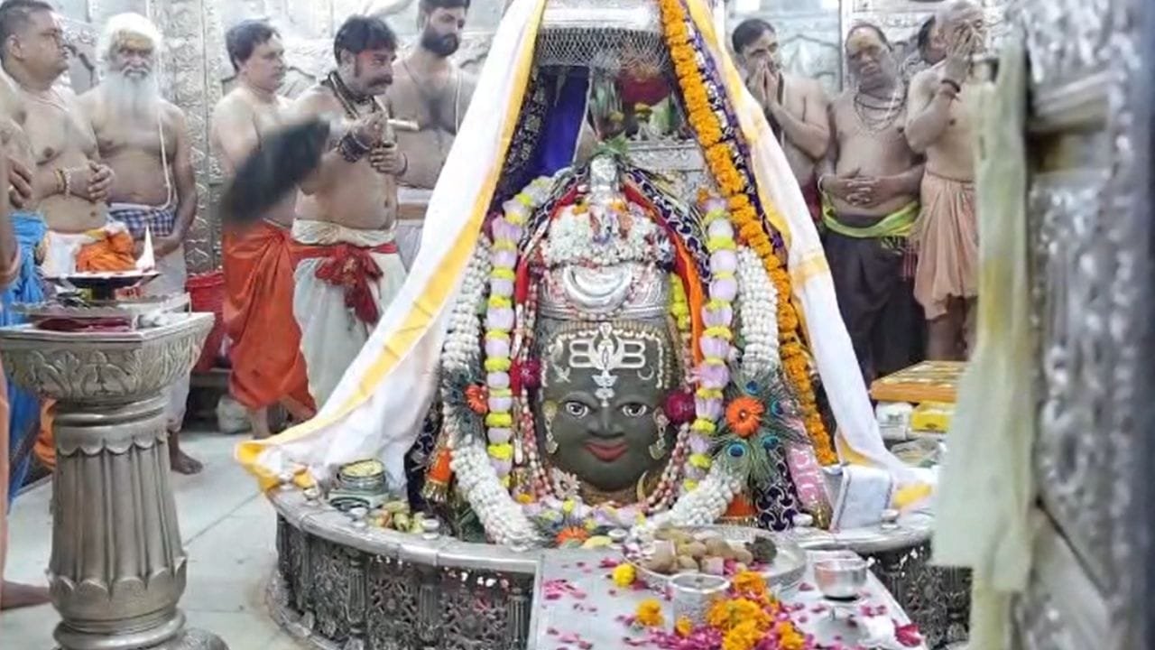 Mahakal: सावन के पहले सोमवार पर बाबा महाकाल का अद्भुत श्रृंगार और भस्म आरती 1 Mahakal: सावन के पहले सोमवार पर बाबा महाकाल का अद्भुत श्रृंगार और भस्म आरती