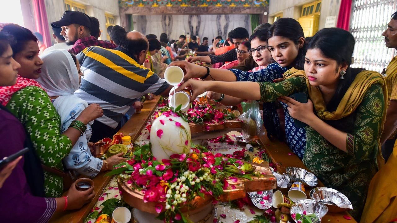 Sawan 2026: सावन में अविवाहित लड़कियां भूलकर भी न करें ये गलतियां 1 Sawan 2026: सावन में अविवाहित लड़कियां भूलकर भी न करें ये गलतियां